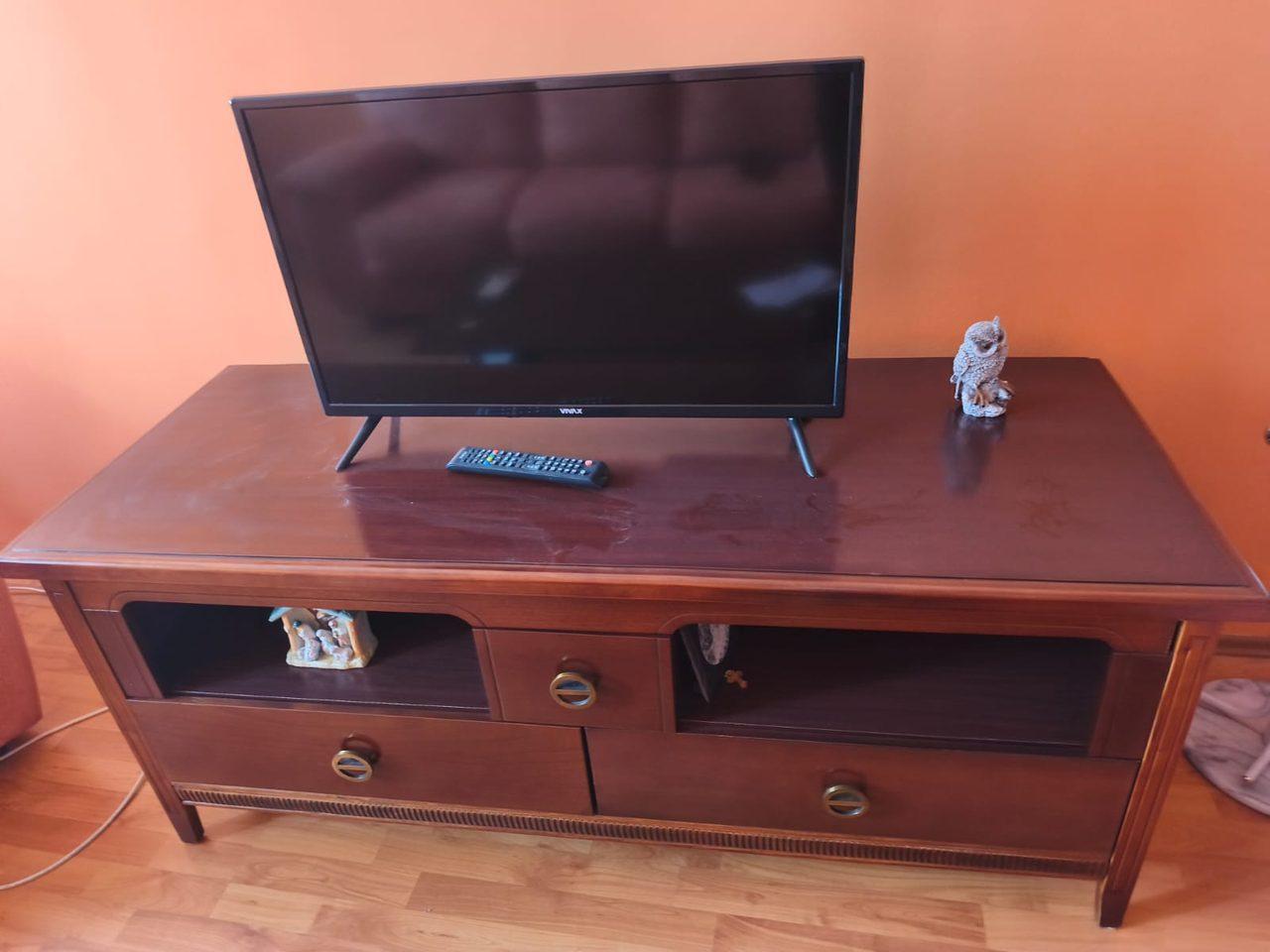 Na prodaju set od dvije komode izrađene od punog drveta