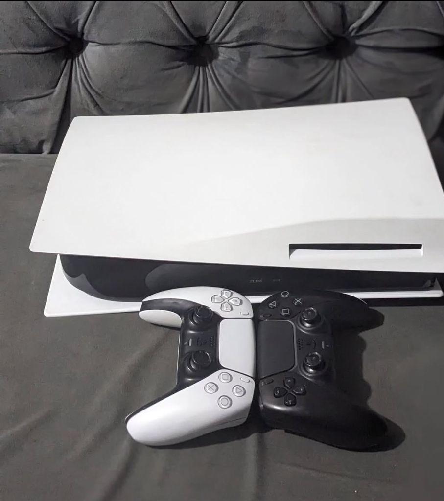Prodajem PS5 HITNO!!!