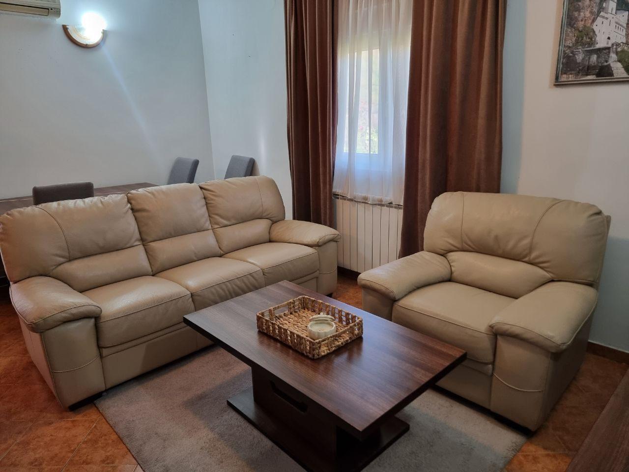 Prodajem trosjed i fotelju