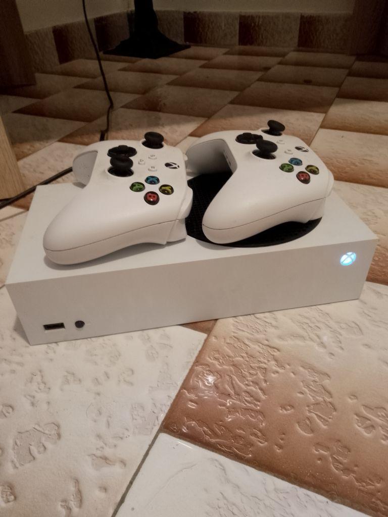 XBOX series S sa dva kontrolera