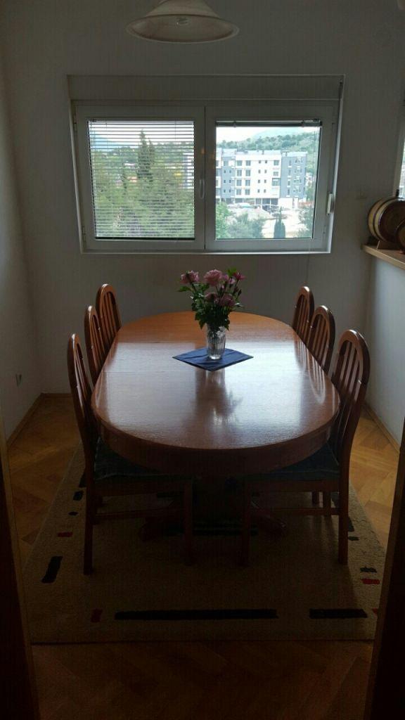 Trpezarijski sto sa šest stolica