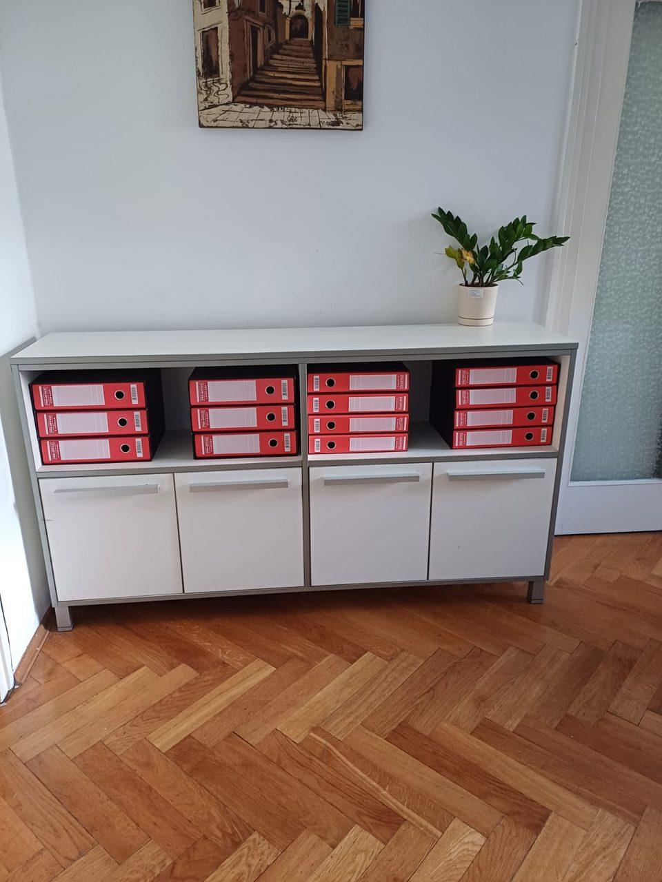 Prodajem komodu i sto, povoljno