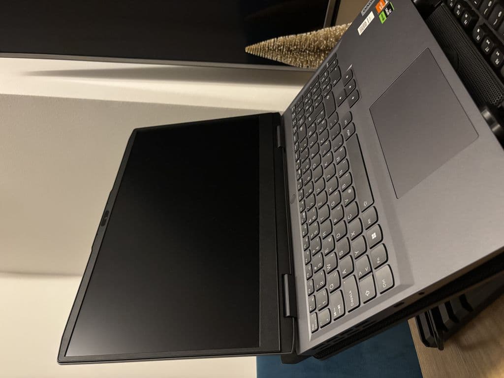 Laptop lenovo LOQ Nvidia RTX 4050, procesor Ryzen 5 7640HS, jos u garanciji 9 mj