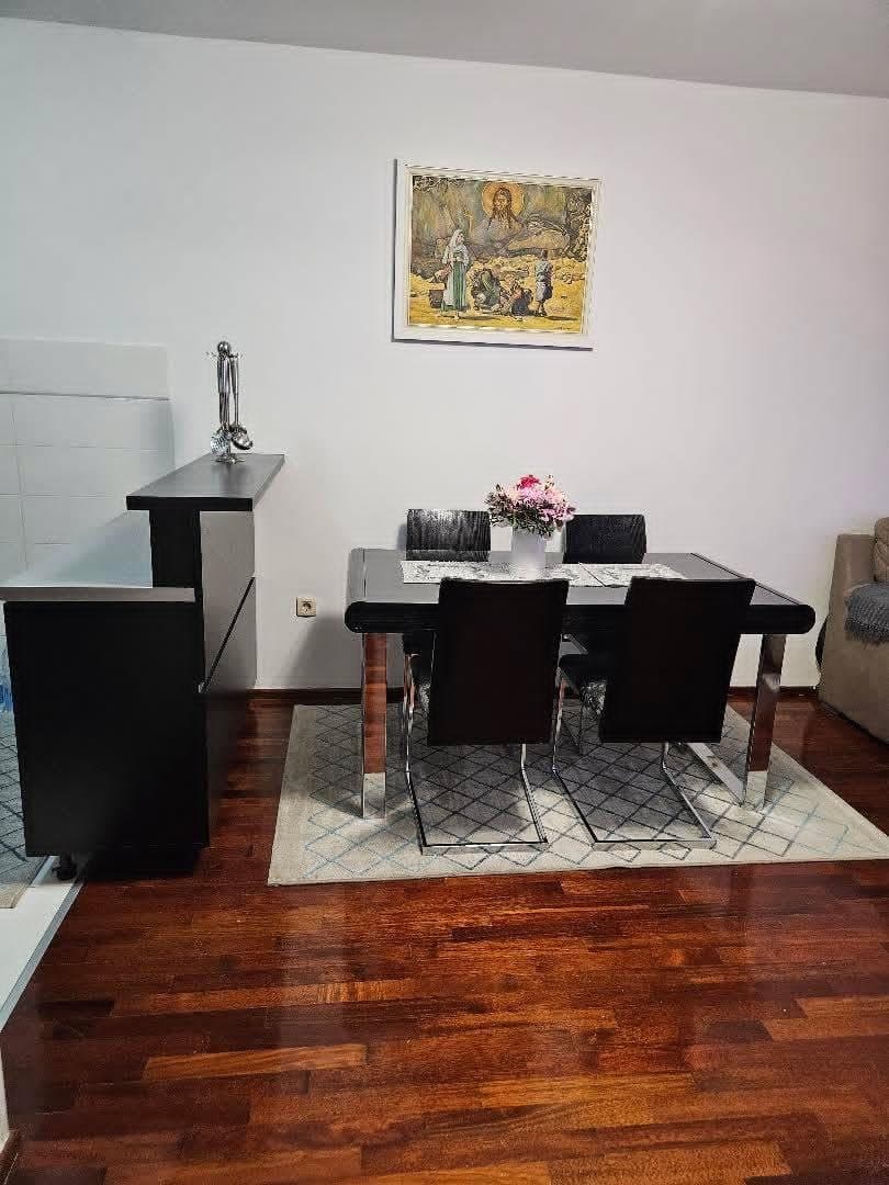 Prodajem šank, sto i 4 stolice, Podgorica