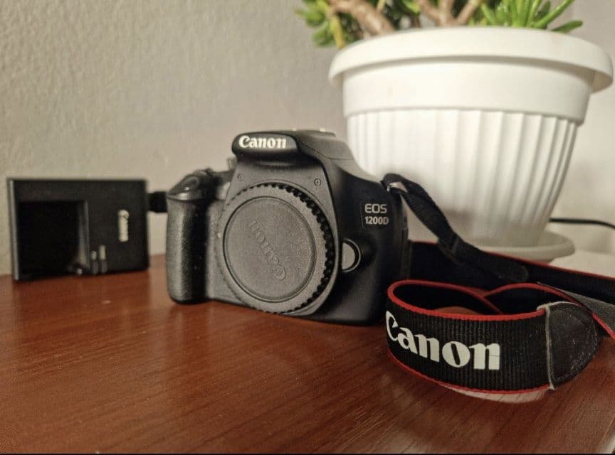 Canon DSLR 1200D Body-tjelo+dodaci