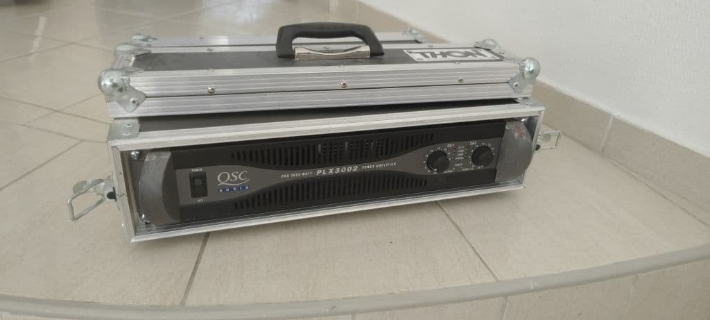 QSC PLX 3002 – Profesionalno Lako Pojačalo Visoke Snage!