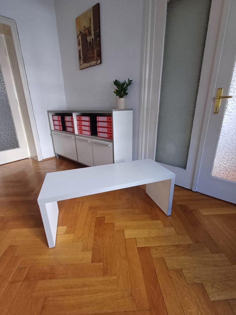 Prodajem komodu i sto, povoljno (fotografija 2)