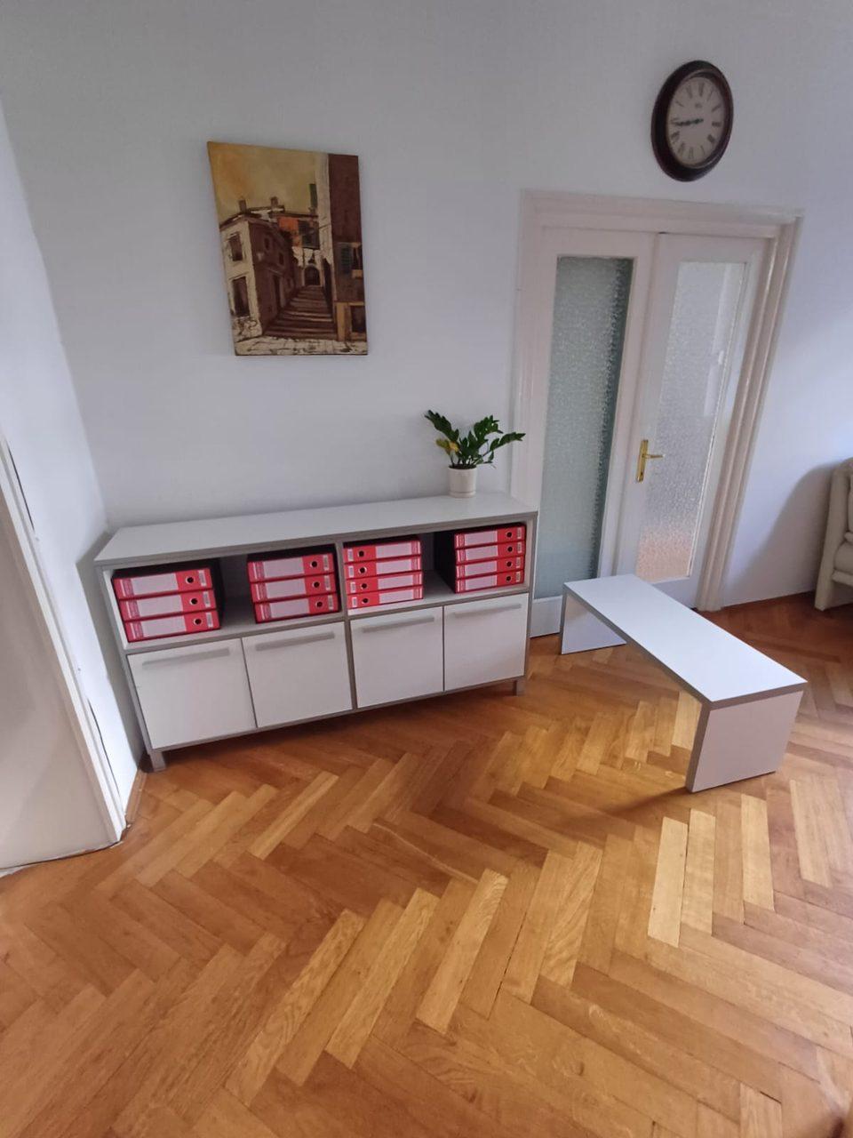 Prodajem komodu i sto, povoljno (fotografija 3)