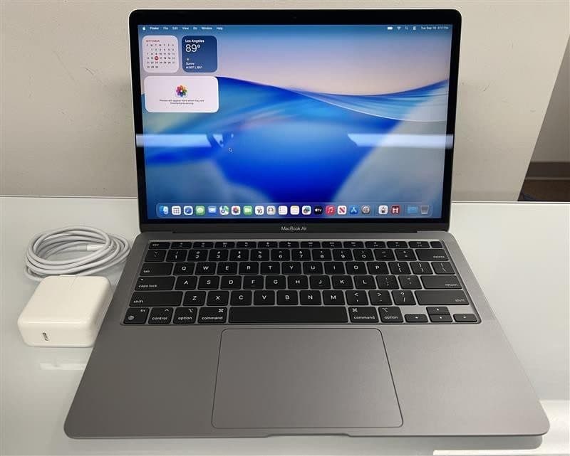 Prodajem MacBook Air M1 2020 16GB RAM 512GB SSD
